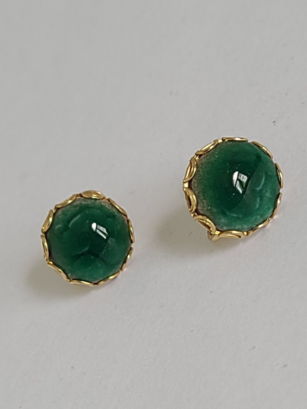 Vintage Boho Faux Green Jade Gold Scallop Chunky Round Stud Clip On Earrings